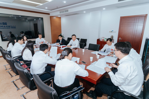 第八代表团热烈讨论